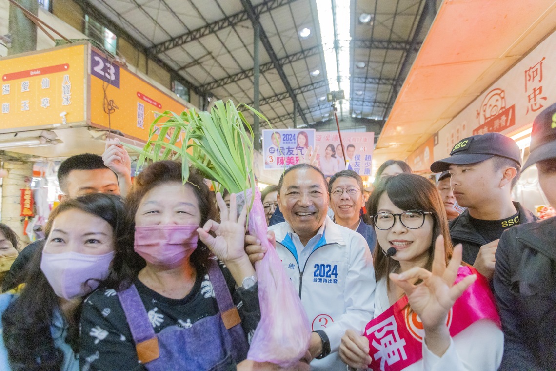 漾新聞|四天內二度陪同陳美雅市場拜票 侯友宜呼籲集中選票挺陳美雅進立法院