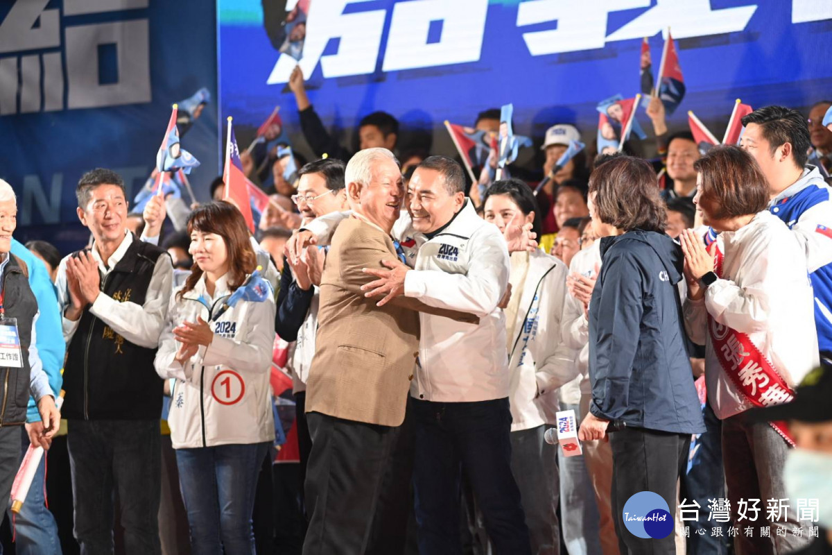 侯友宜與國中導師戴全明在台上熱情相擁/張秀華競選總部提供