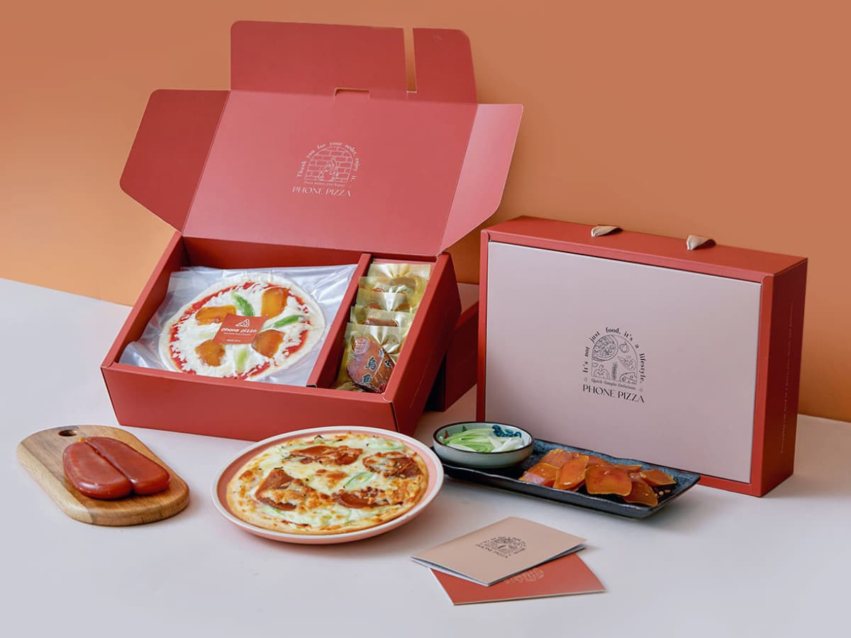 烏金披薩禮盒,不一樣的年菜伴手禮,美味簡單輕鬆上桌。(圖/Phone Pizza 瘋披薩)