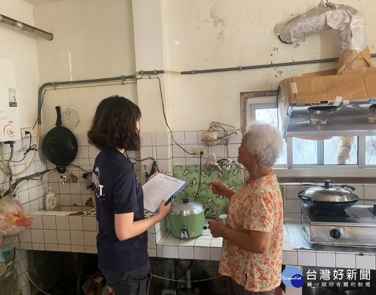 市府消防局幫居住屋齡30年以上弱勢族群進行居家電路設施汰舊換新