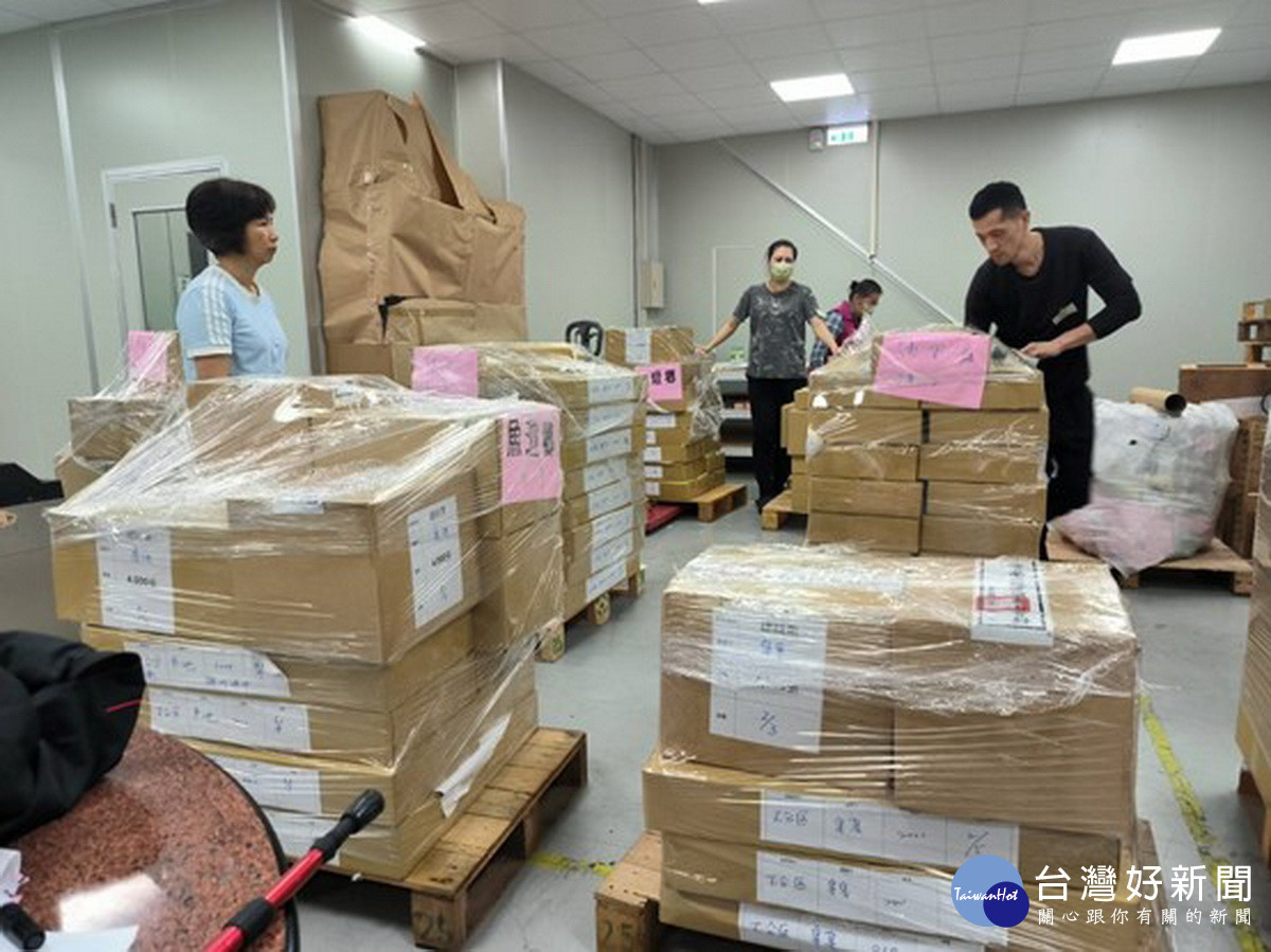 選票在警力戒護下送到選委會。(縣選委會提供)