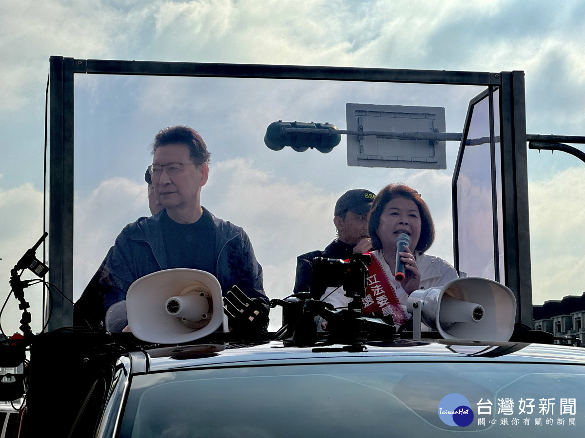國民黨副總統候選人趙少康,首度陪同黨籍立委候選人張秀華車掃拜票/陳致愷翻攝