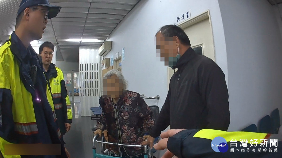 員警將老婦帶回派出所並連絡家屬／警方提供