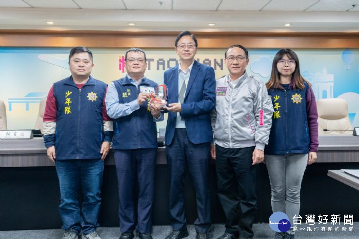 張市長頒發全國中輟生預防及復學工作表揚獎給警察局少年警察隊，由隊長戴賢代表領獎。