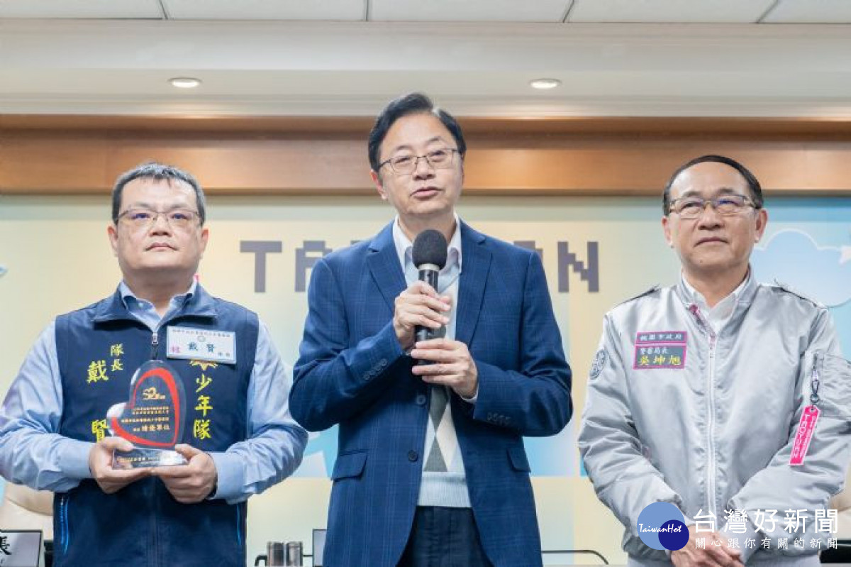 張市長勉勵獲獎的警察局同仁持續關懷全市的中輟生,幫助年輕學子能重回學校生活。