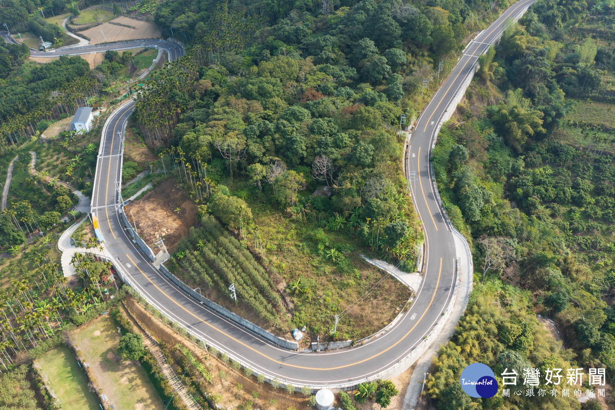 環鄉公路俯瞰景緻甚美。(縣府提供)