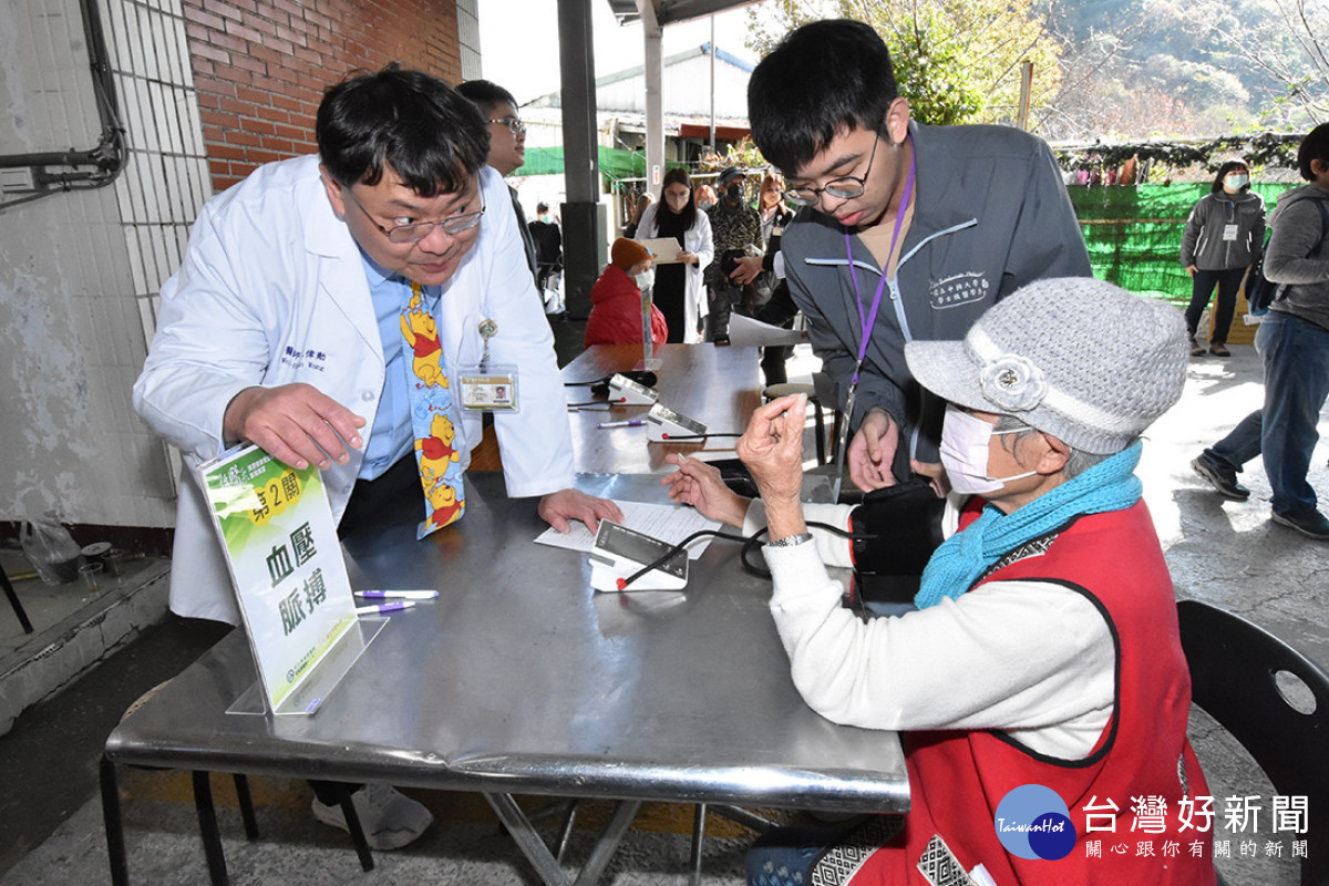 部落長輩接受血壓、脈搏檢測。圖/彰基醫院提供