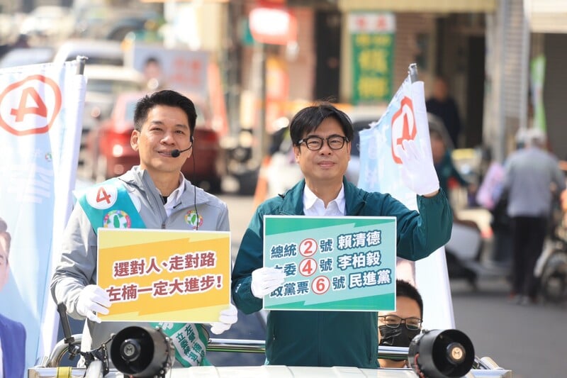 高雄市長陳其邁(右)6日陪李柏毅(左)車隊掃街。李柏毅競總提供