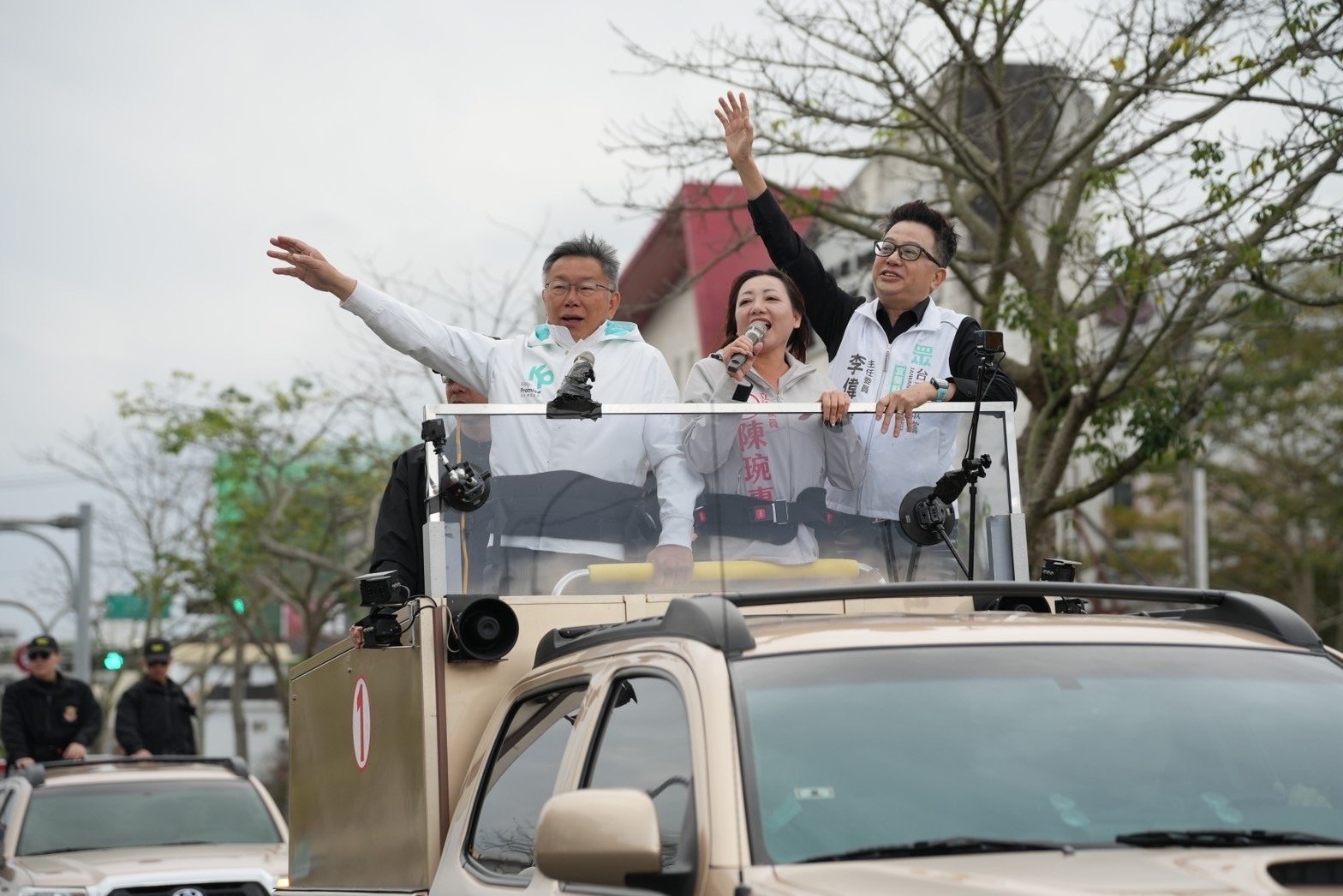 民眾黨總統候選人柯文哲前往宜蘭陪同立委候選人陳琬惠車掃拜票。競總提供