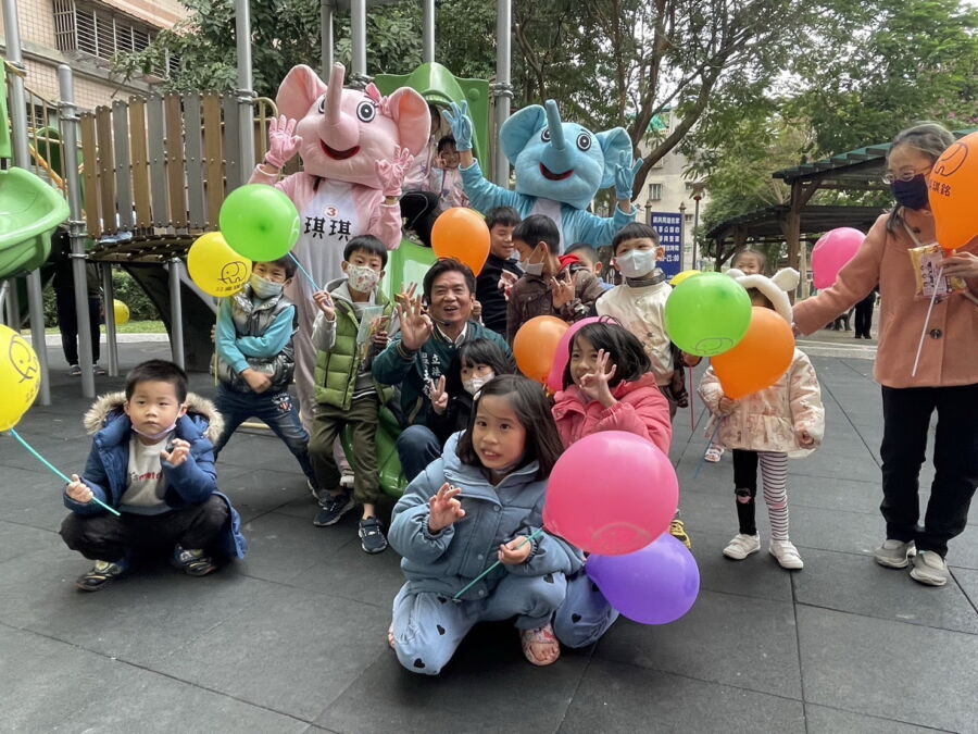 圖/立委吳琪銘今(10)日到土城斬龍山與金城公園等多處地點發送汽球。(圖/立委吳琪銘服務處提供)