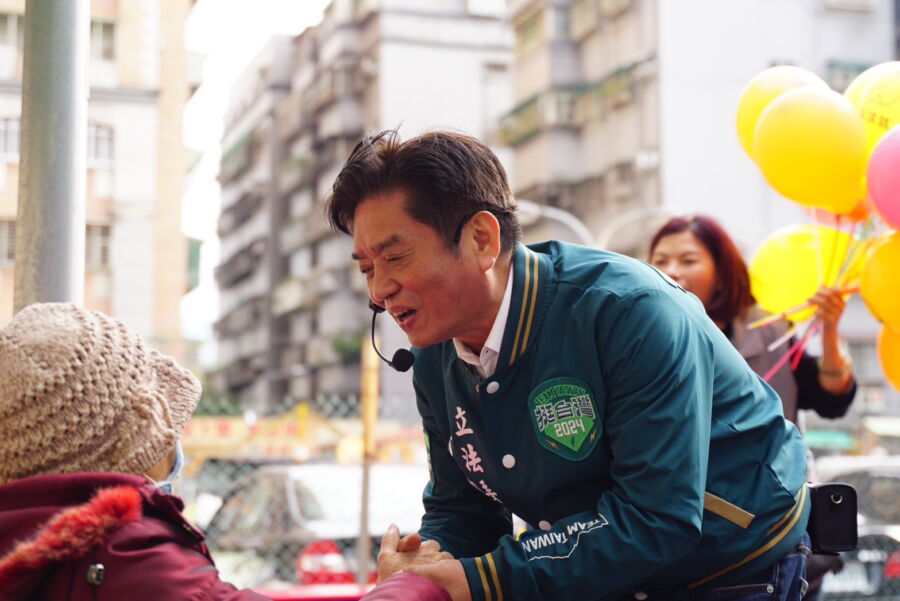 圖/立委吳琪銘向阿公阿嬤宣傳親子政見。(圖/立委吳琪銘服務處提供)