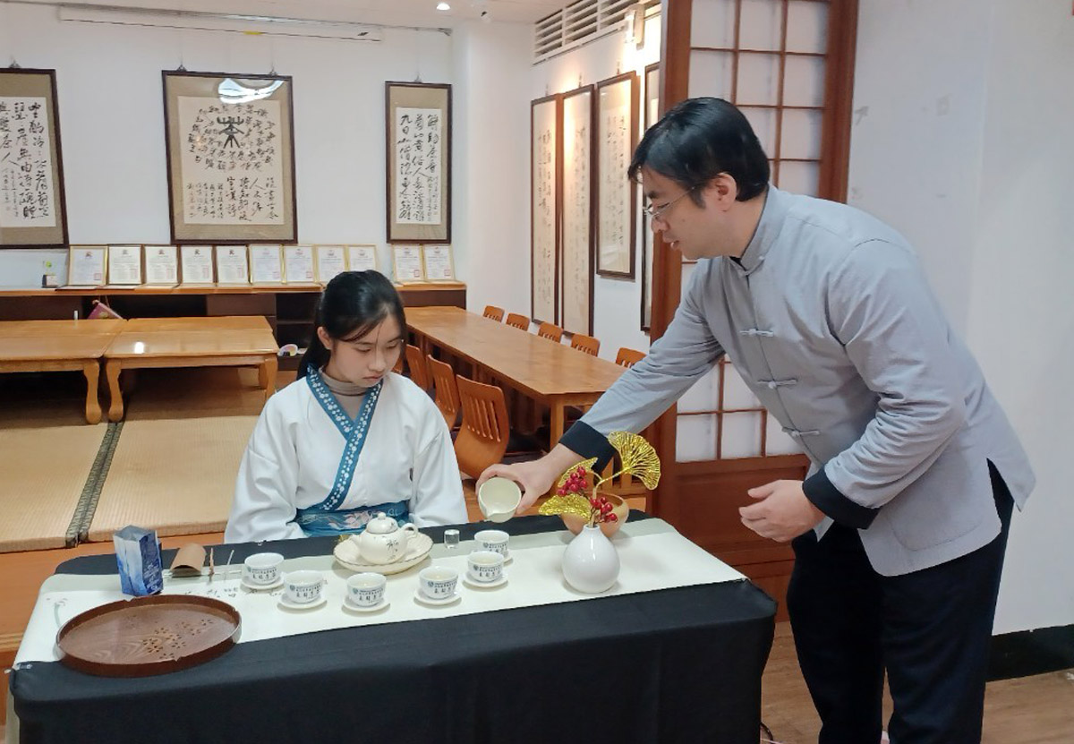 ▲大葉大學攜手鹿港國中美術班,今年畢業展以獨特的茶席展演吸引眼球,歡迎對藝術感興趣的民眾前往賞畫品茶。(記者張溎壕攝)