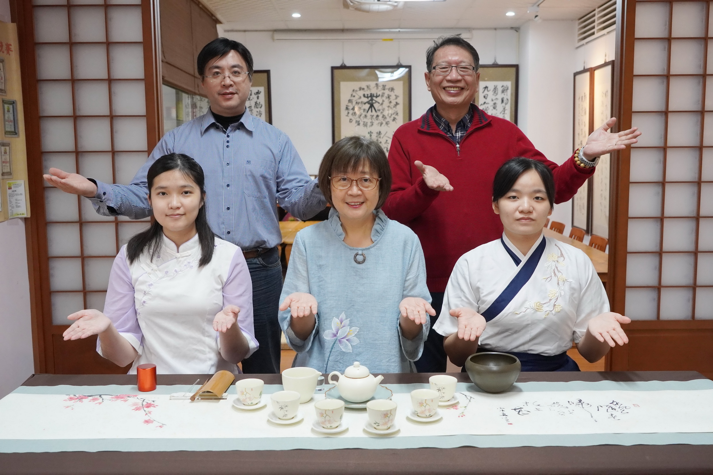▲大葉大學攜手鹿港國中美術班，今年畢業展以獨特的茶席展演吸引眼球，歡迎對藝術感興趣的民眾前往賞畫品茶。（記者張溎壕攝）