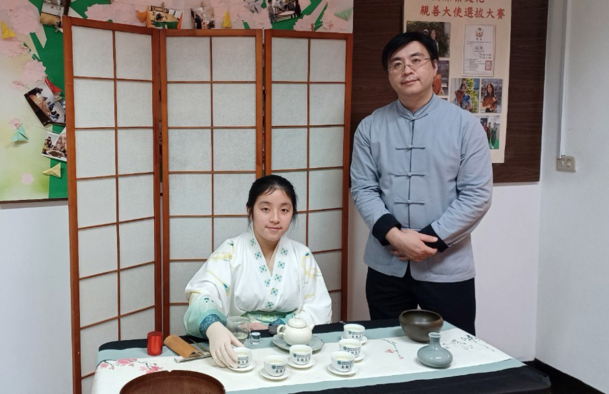 ▲大葉大學攜手鹿港國中美術班，今年畢業展以獨特的茶席展演吸引眼球，歡迎對藝術感興趣的民眾前往賞畫品茶。（記者張溎壕攝）