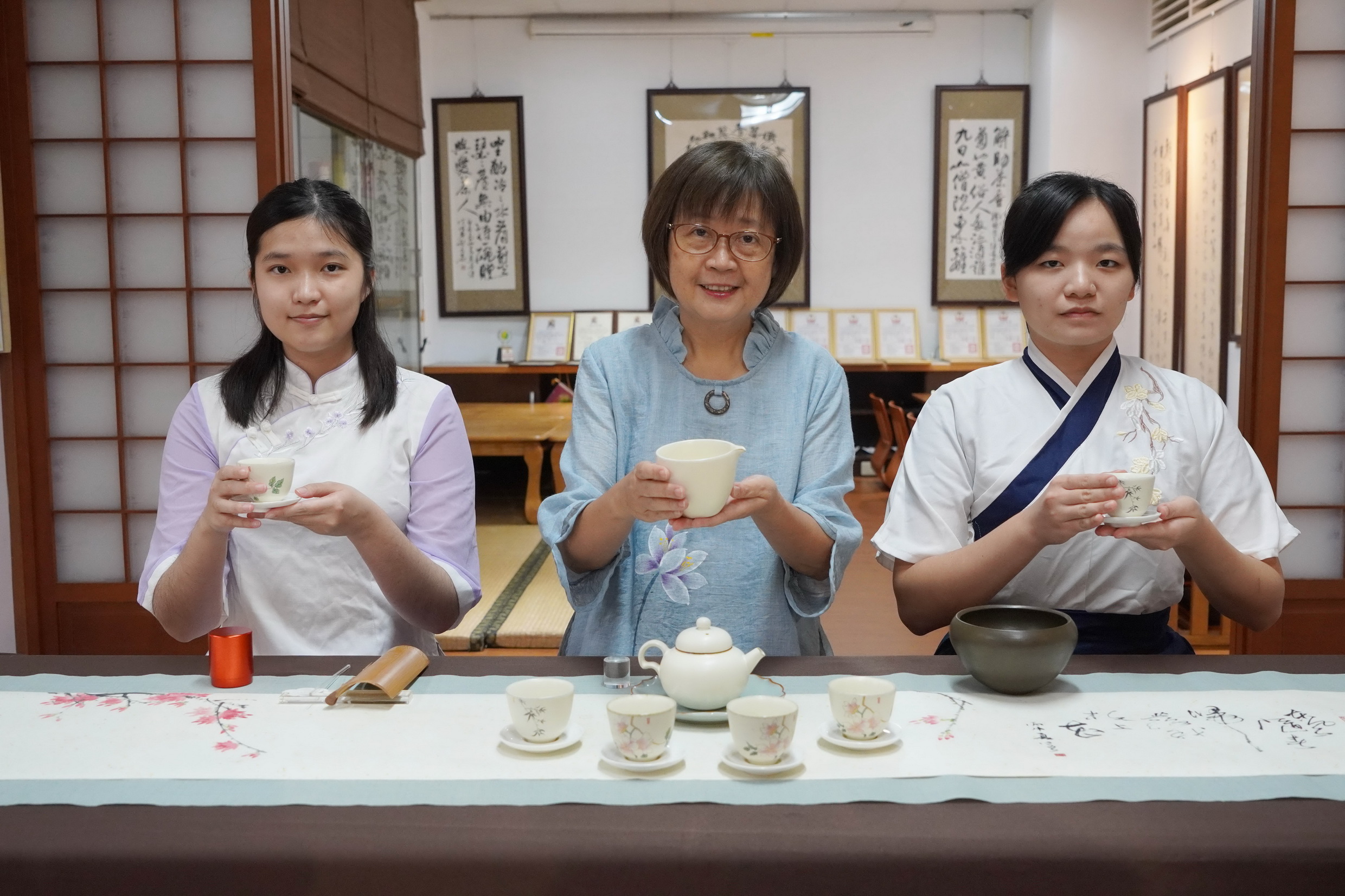 ▲大葉大學攜手鹿港國中美術班，今年畢業展以獨特的茶席展演吸引眼球，歡迎對藝術感興趣的民眾前往賞畫品茶。（記者張溎壕攝）