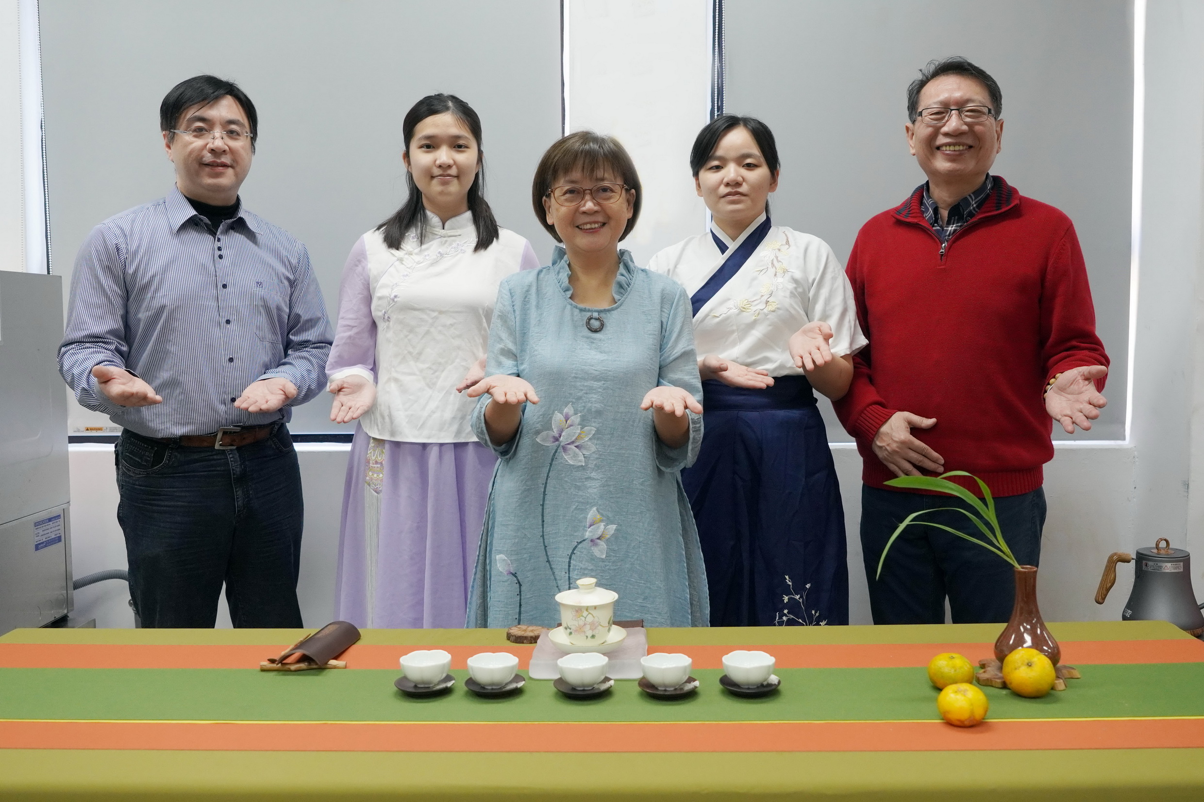 ▲大葉大學攜手鹿港國中美術班，今年畢業展以獨特的茶席展演吸引眼球，歡迎對藝術感興趣的民眾前往賞畫品茶。（記者張溎壕攝）