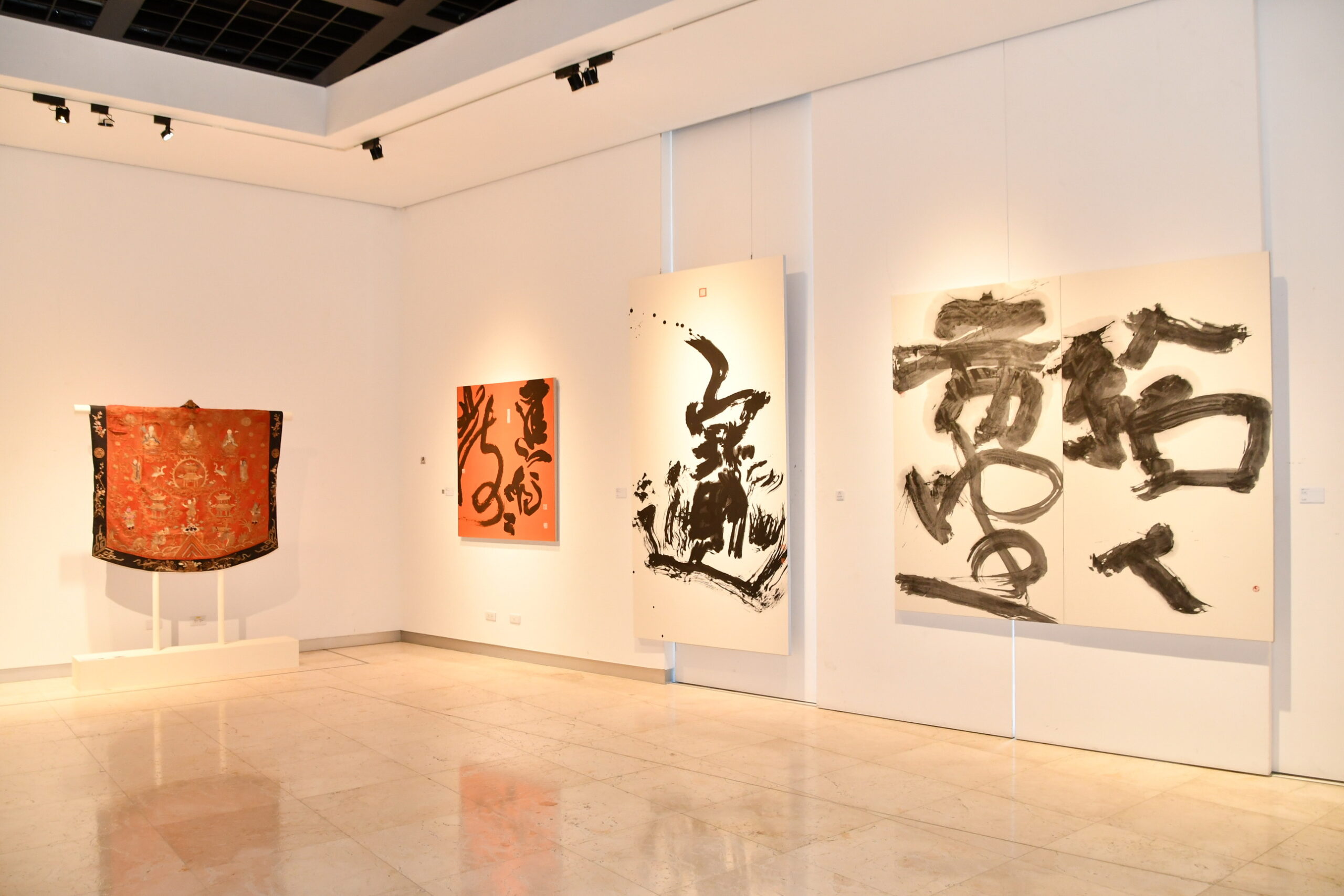 ▲慶祝彰化縣建縣300年，「請眾仙迎神–宮廟藝術展」於彰化縣立美術館展出，展覽時間延續至113年2月18日，展出58位藝術家的109件作品，呈現宮廟藝術的豐富面貌。（記者張溎壕攝）