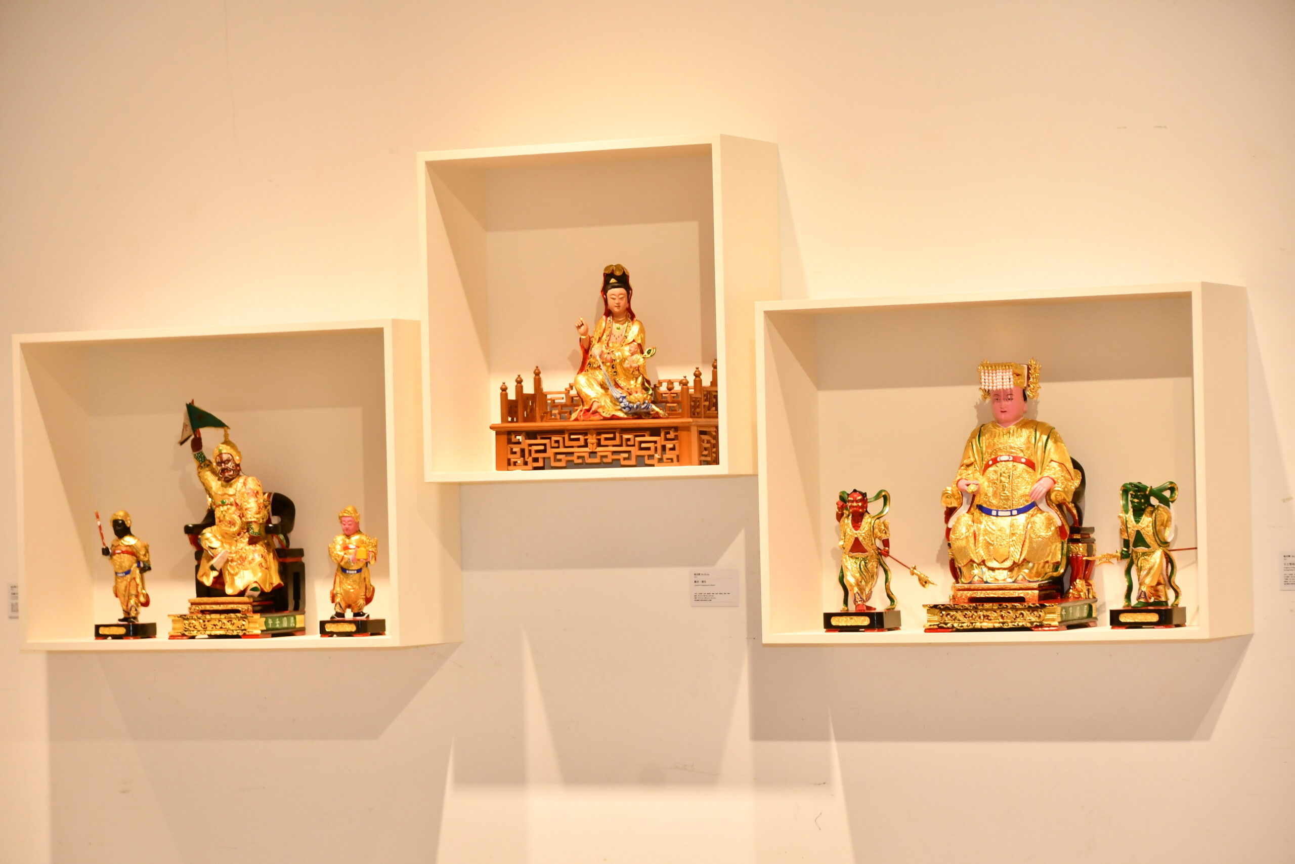 ▲慶祝彰化縣建縣300年，「請眾仙迎神–宮廟藝術展」於彰化縣立美術館展出，展覽時間延續至113年2月18日，展出58位藝術家的109件作品，呈現宮廟藝術的豐富面貌。（記者張溎壕攝）