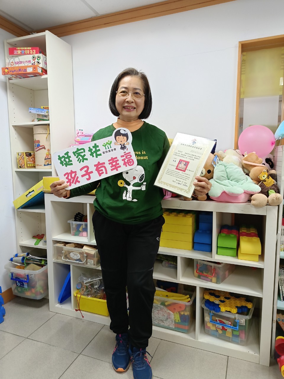 南高雄家扶褓姆志工張瑞香，榮獲中央志願服務銅質獎。（圖/南高雄家扶提供）