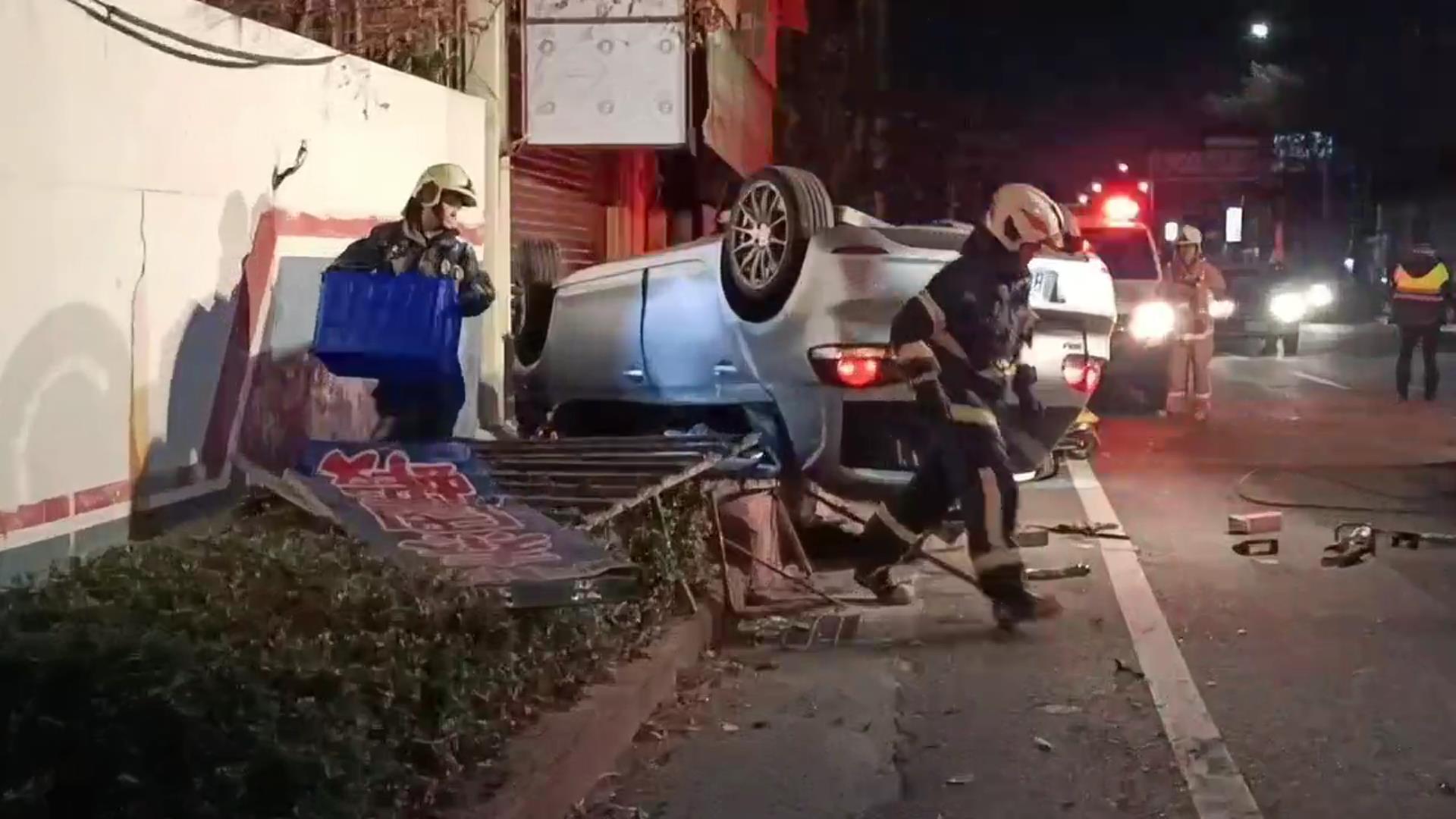 ▲彰化縣埔心鄉與員林市交界處的台一線發生一輛福斯「小鋼砲」自撞中央分隔島車禍，整台車撞到四輪朝天、扭曲變形，釀一死三傷。（民眾提供）