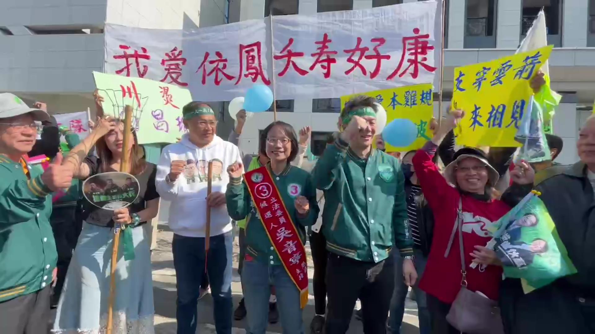 ▲民進黨候選人吳音寧陣營在南州國小前舉辦造勢活動,有學生家長表達抗議,競選戰車高喊口號影響小朋友上課。(民眾提供)