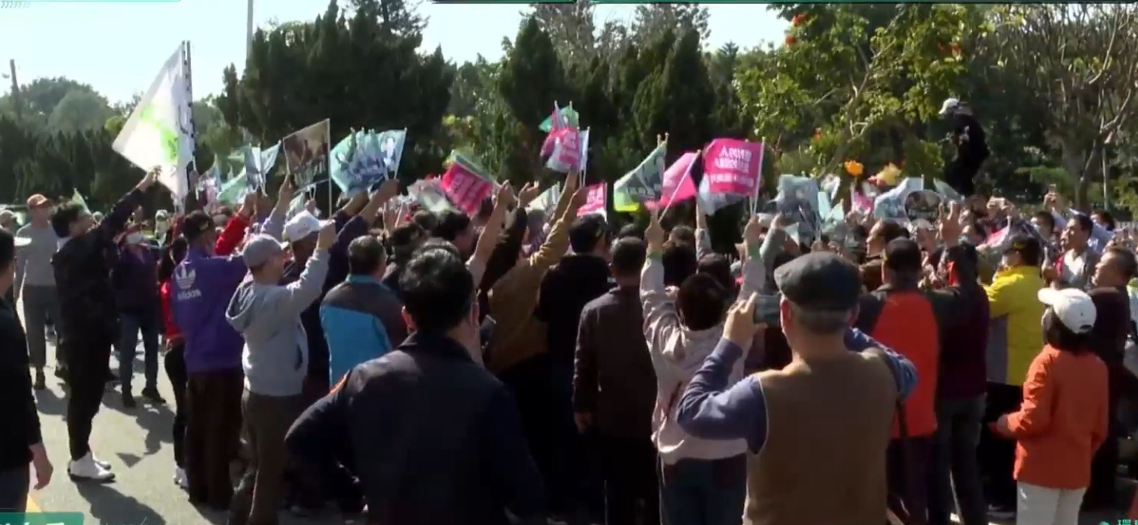 ▲民進黨候選人吳音寧陣營在南州國小前舉辦造勢活動，有學生家長表達抗議，競選戰車高喊口號影響小朋友上課。（民眾提供）