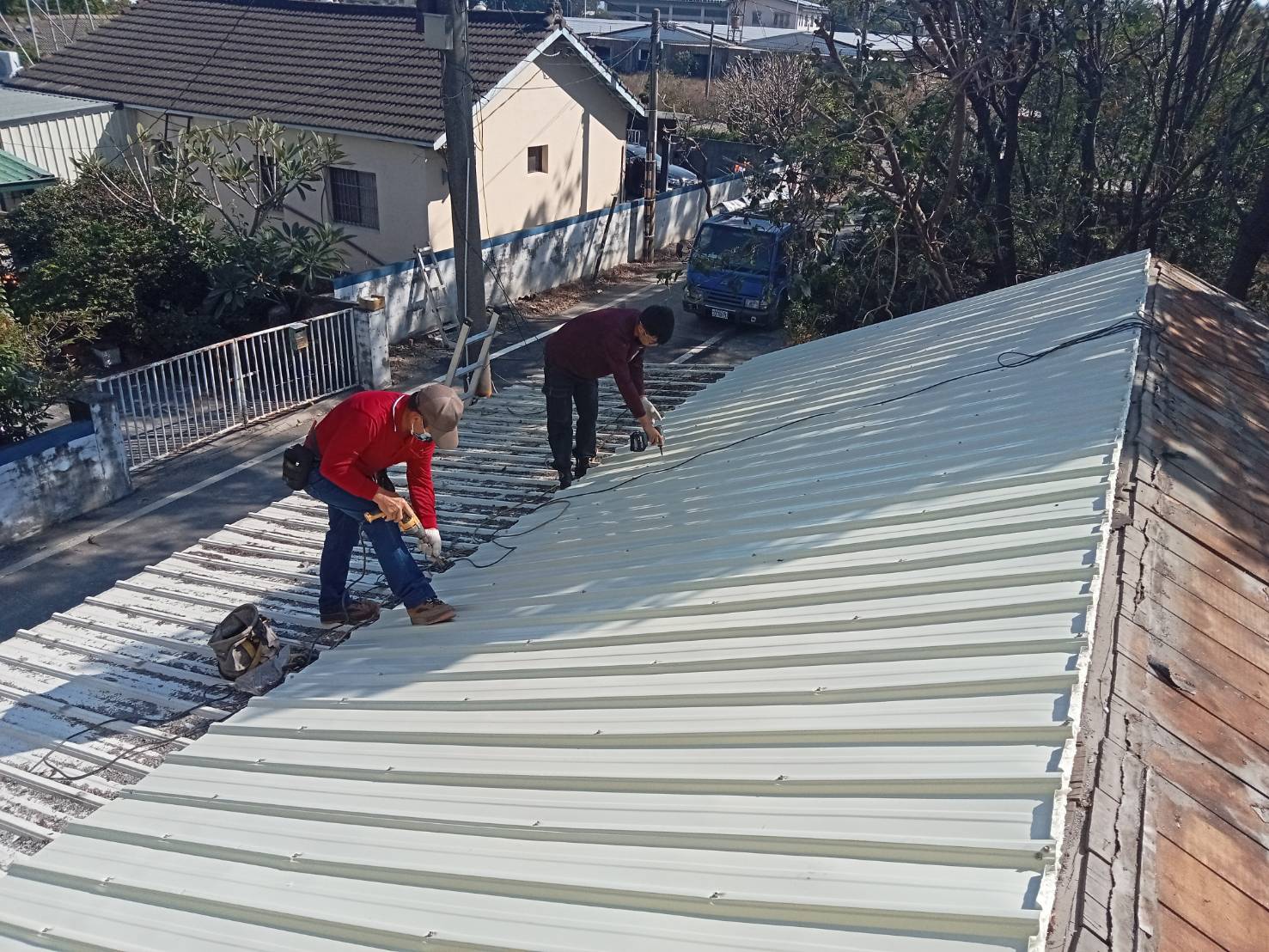 ▲北斗分局結合警察志工中隊、好德做工行善團「愛心修繕屋頂慰問活動」,讓弱勢的文姓民眾有個遮風避雨的家。(記者張溎壕攝)