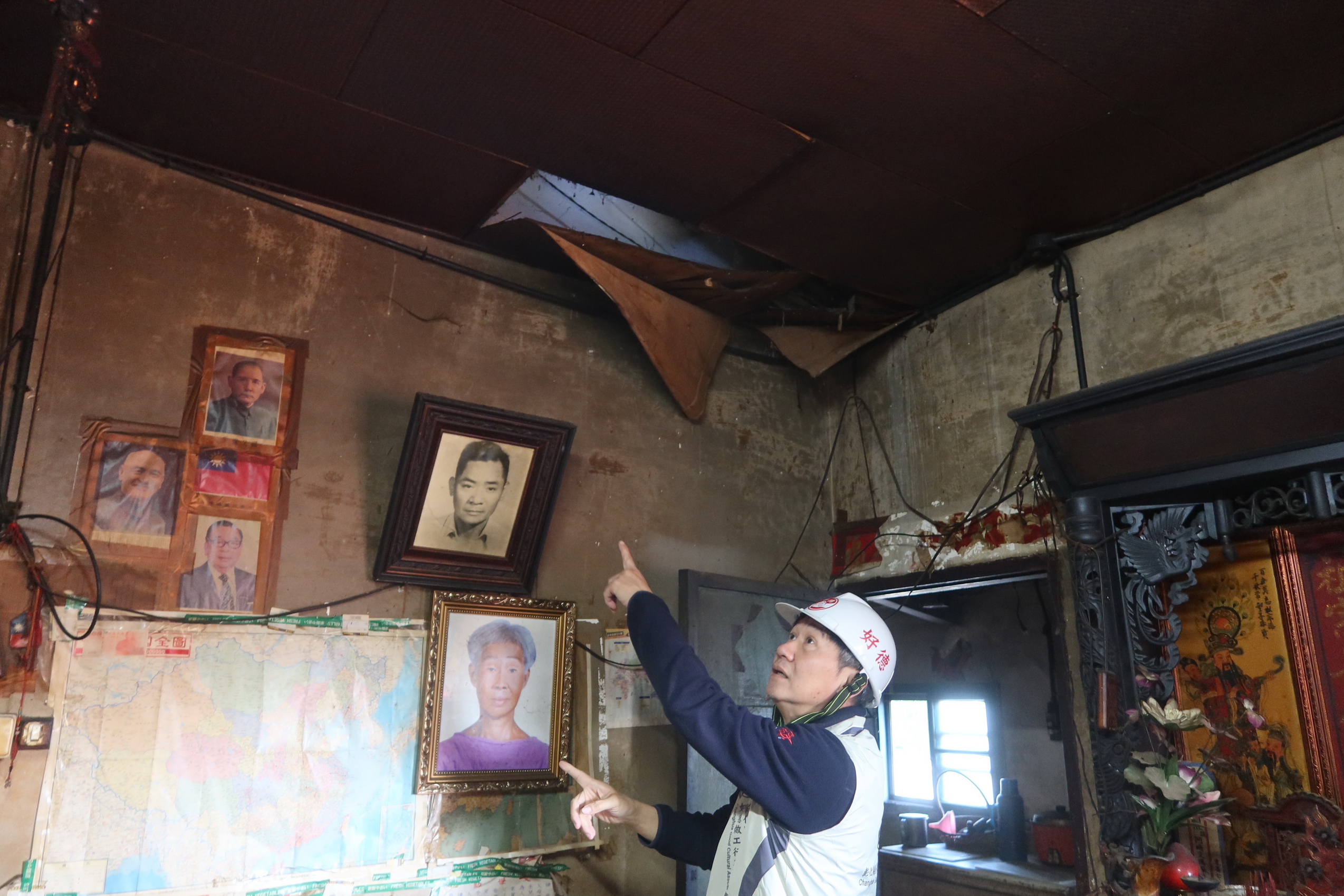 ▲北斗分局結合警察志工中隊、好德做工行善團「愛心修繕屋頂慰問活動」，讓弱勢的文姓民眾有個遮風避雨的家。（記者張溎壕攝）
