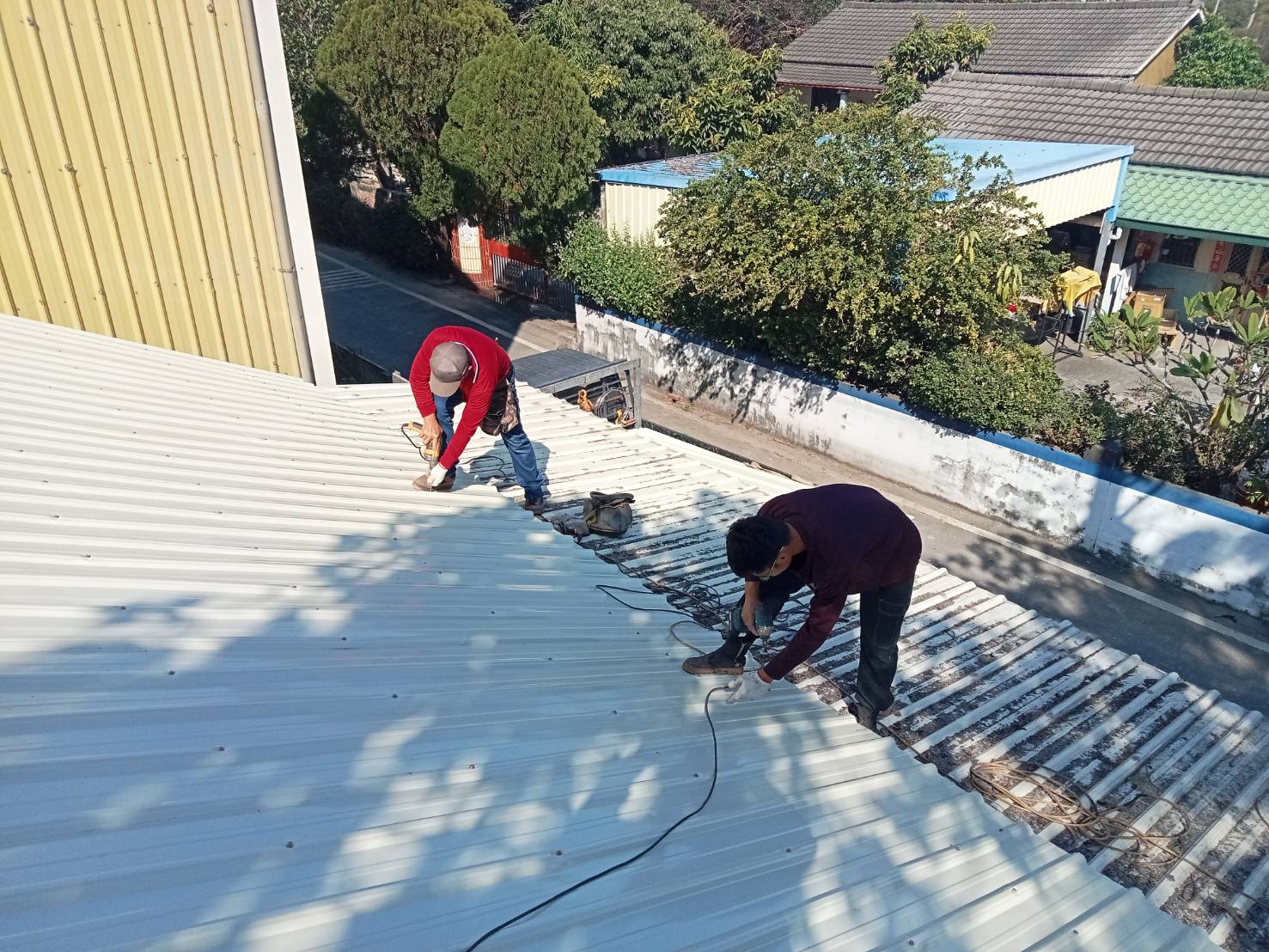 ▲北斗分局結合警察志工中隊、好德做工行善團「愛心修繕屋頂慰問活動」，讓弱勢的文姓民眾有個遮風避雨的家。（記者張溎壕攝）