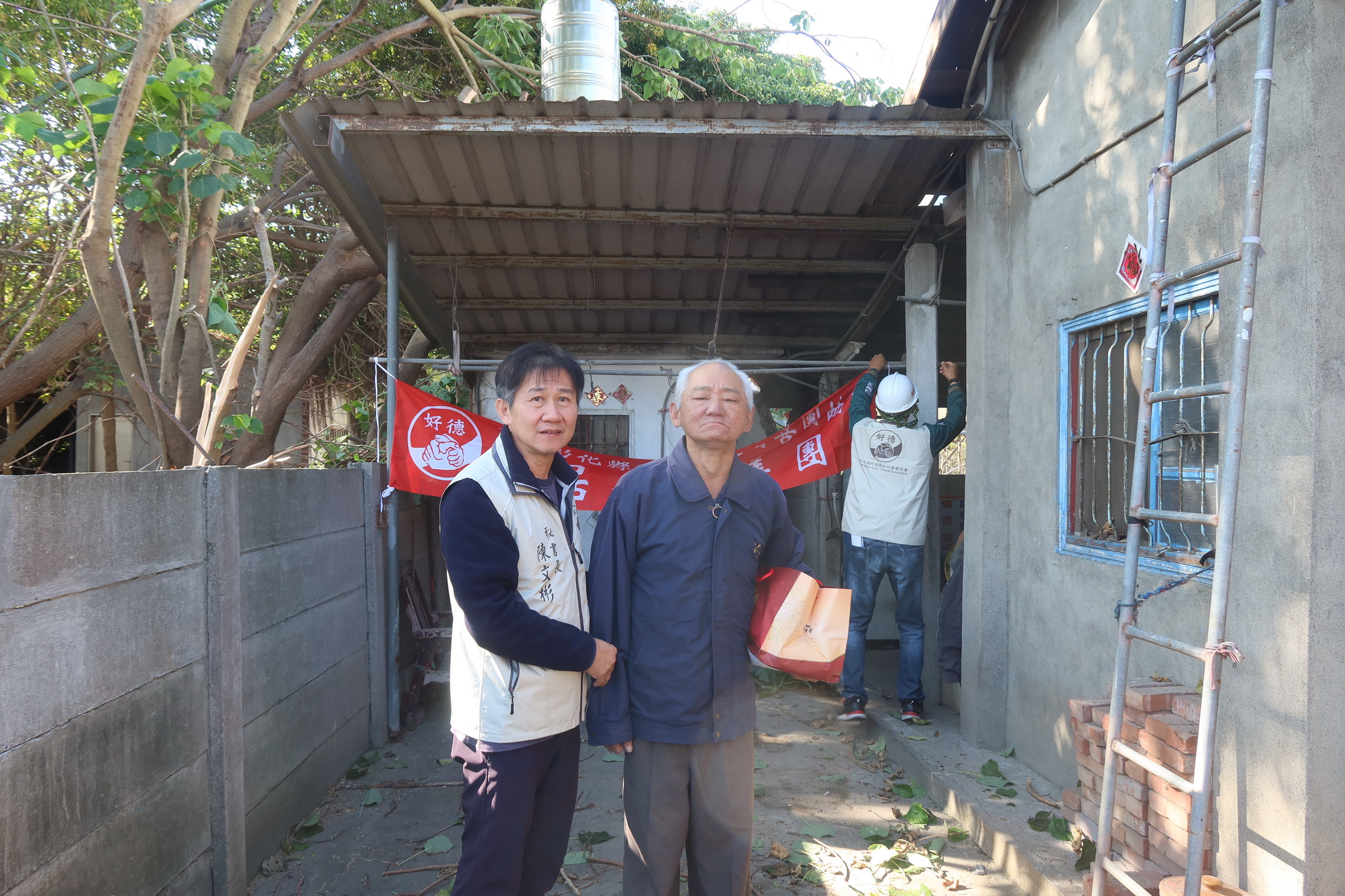 ▲北斗分局結合警察志工中隊、好德做工行善團「愛心修繕屋頂慰問活動」，讓弱勢的文姓民眾有個遮風避雨的家。（記者張溎壕攝）