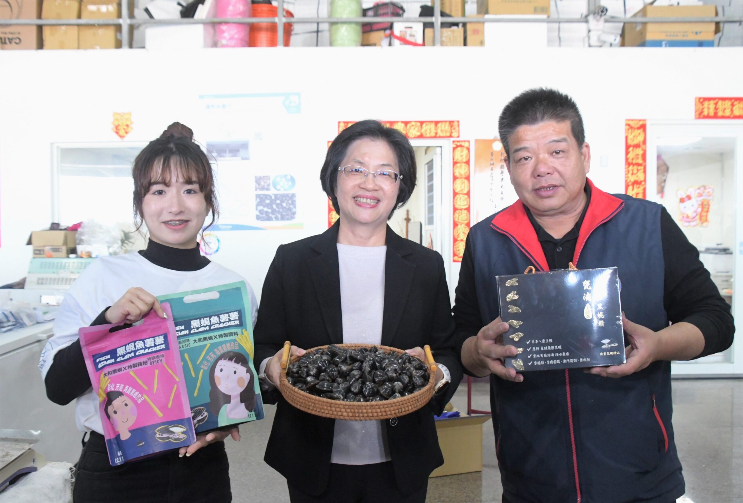 ▲芳苑漢寶優質黑蜆外銷日本市場舉辦通利水產封櫃儀式，通利水產行說，黑蜆能征服日本市場，代表彰化縣養殖業的一大突破。（記者張溎壕攝）
