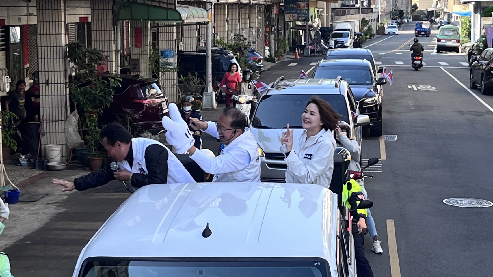 ▲彰化縣第二選區立委候選人楊曜聰展開全天車隊掃街，醫師出身的不分區立委候選人陳菁徽與台中市副市長王育敏先後到場陪同，向路旁民眾拜票。（楊曜聰競選總提供）