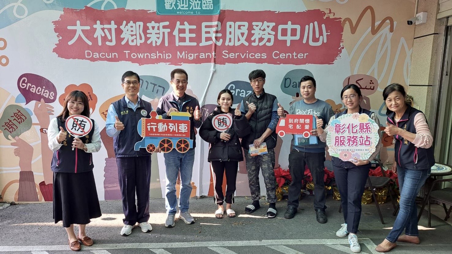 ▲移民署中區事務大隊彰化縣服務站便民行動服務列車,首次來到大村鄉駐點,提供諮詢及居留延期申請,透過行動駐點的方式,讓新住民可就近申辦免奔波。(記者張溎壕攝)