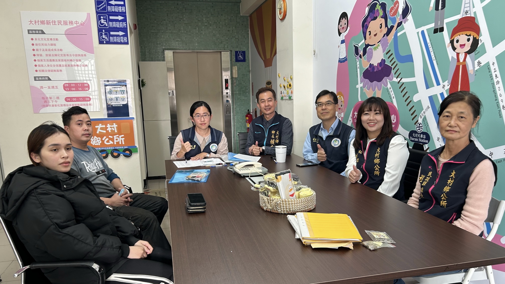 ▲移民署中區事務大隊彰化縣服務站便民行動服務列車，首次來到大村鄉駐點，提供諮詢及居留延期申請，透過行動駐點的方式，讓新住民可就近申辦免奔波。（記者張溎壕攝）