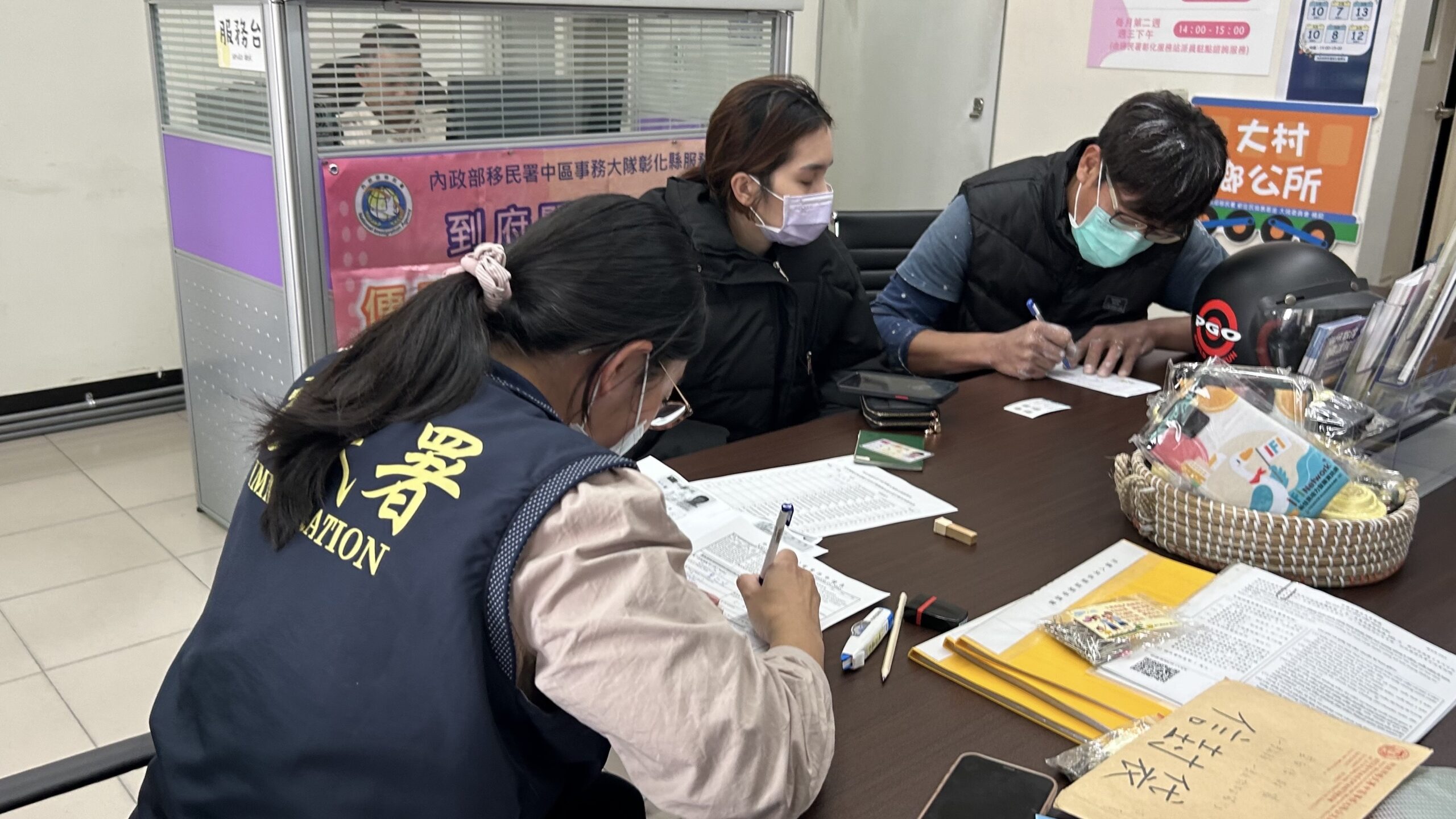 ▲移民署中區事務大隊彰化縣服務站便民行動服務列車，首次來到大村鄉駐點，提供諮詢及居留延期申請，透過行動駐點的方式，讓新住民可就近申辦免奔波。（記者張溎壕攝）