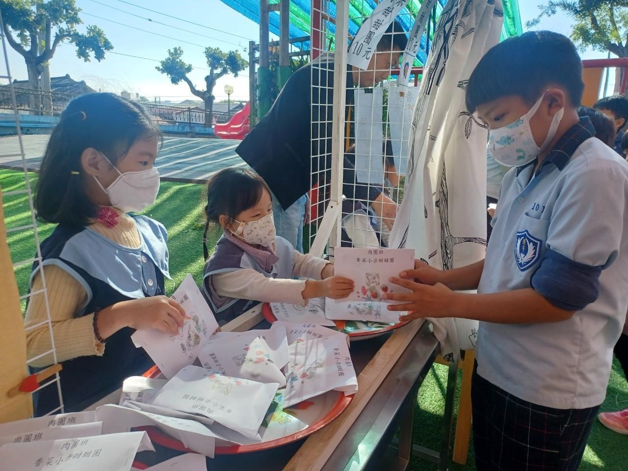 ▲北斗國小附設幼兒園舉辦「創意香菜料理義賣」活動，並將義賣所得全數捐贈給北斗鎮內的弱勢團體。（北斗國小提供）