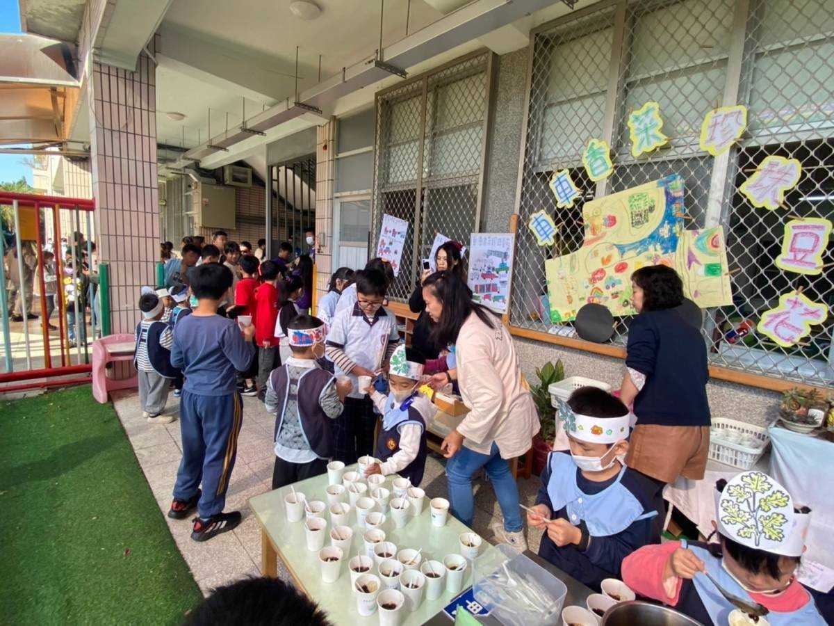 ▲北斗國小附設幼兒園舉辦「創意香菜料理義賣」活動，並將義賣所得全數捐贈給北斗鎮內的弱勢團體。（北斗國小提供）