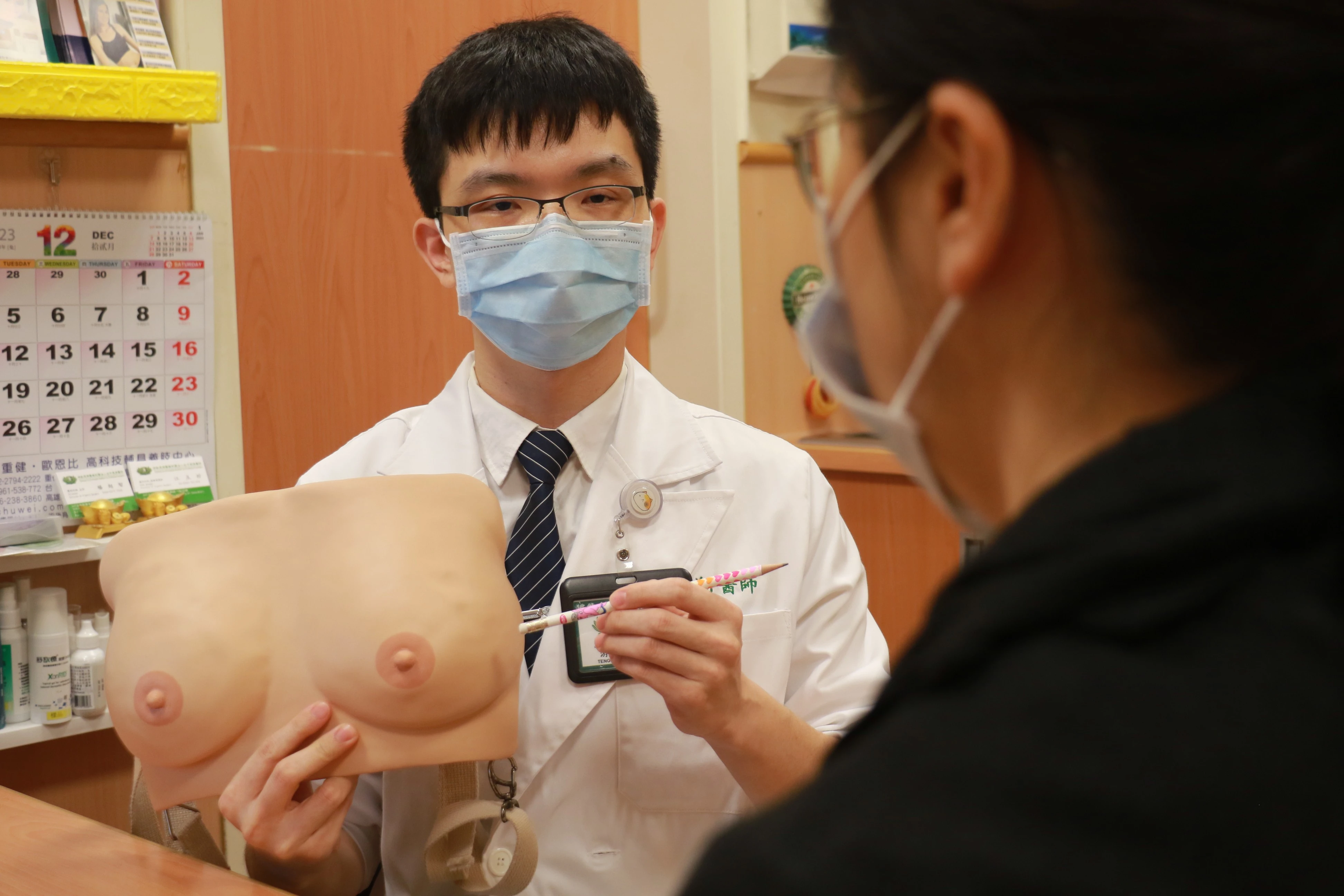 台中慈濟醫院整形外科游騰翔醫師,為病人仔細檢查,並說明乳房下垂的原因。
