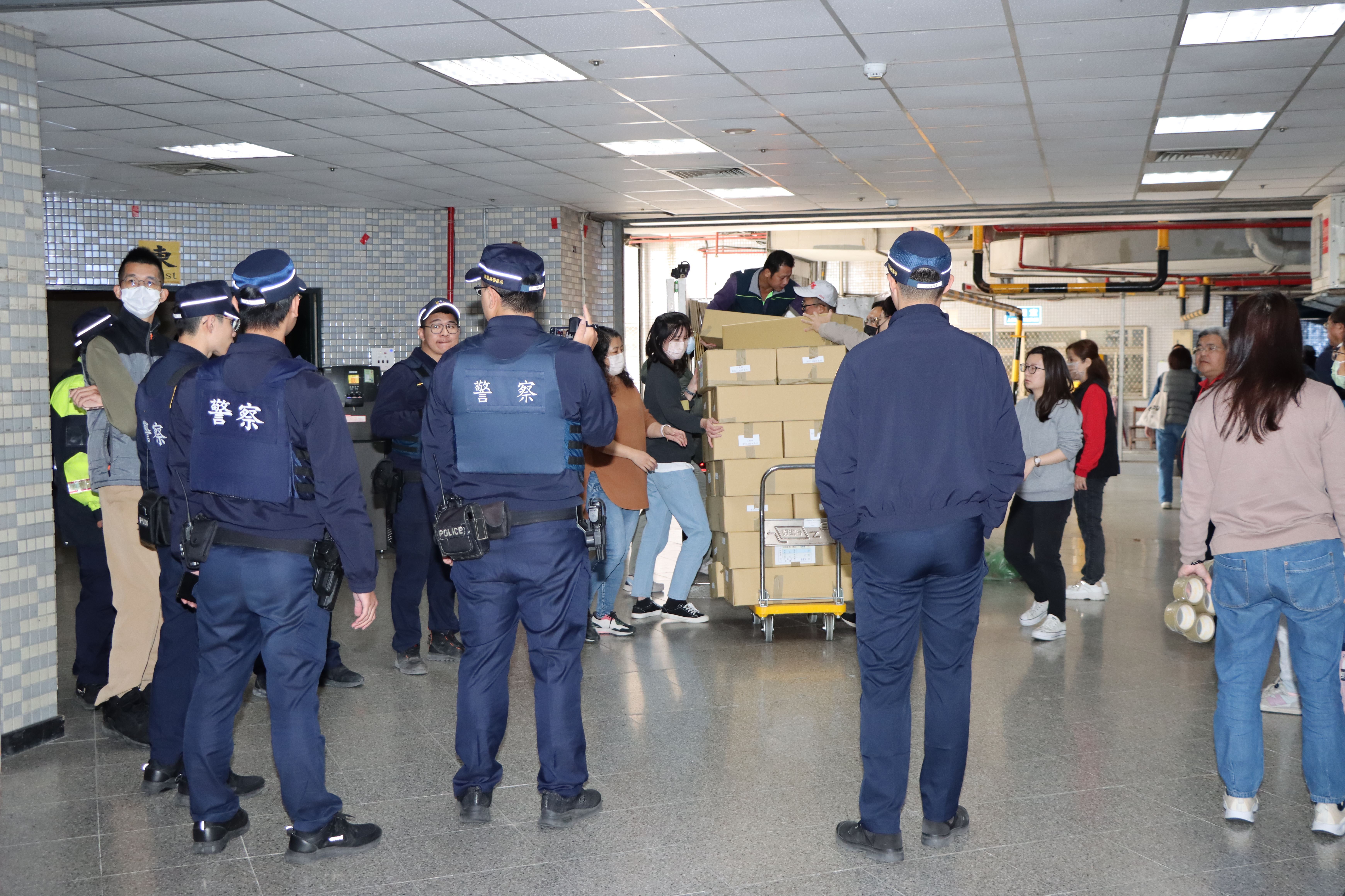 各縣市點領選票作業啟動 苗栗如臨大敵警方全程戒護