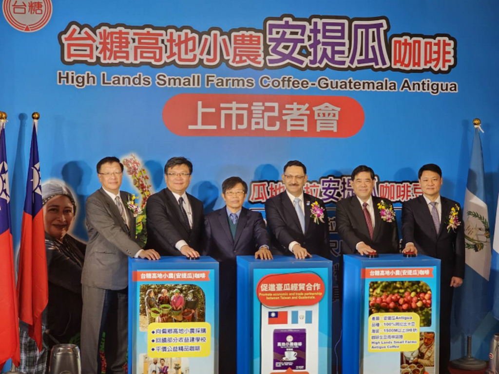 台糖董事長楊明州及巴迪亞大使(右三)與貴賓們一同按下臺瓜友誼的按鈕