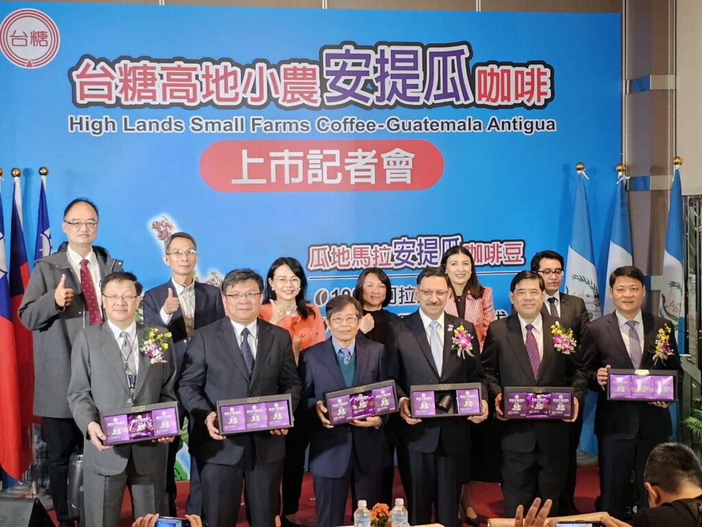 台糖高地小農(安提瓜)咖啡新品上市,楊明州董事長(左三 ) 暨與會貴賓一同大力推薦。