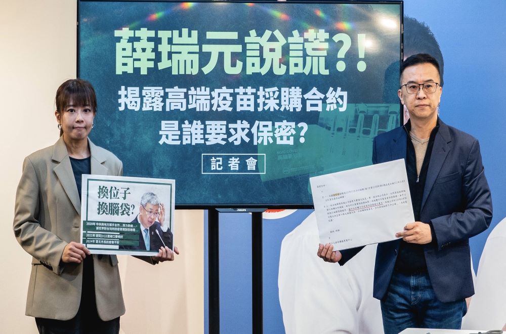 《圖說》侯友宜競選辦公室發言人黃子哲、江怡臻與大同士林立委候選人游淑慧今日召開「薛瑞元說謊?!揭露高端疫苗採購合約是誰要求保密」記者會。〈侯辦提供〉