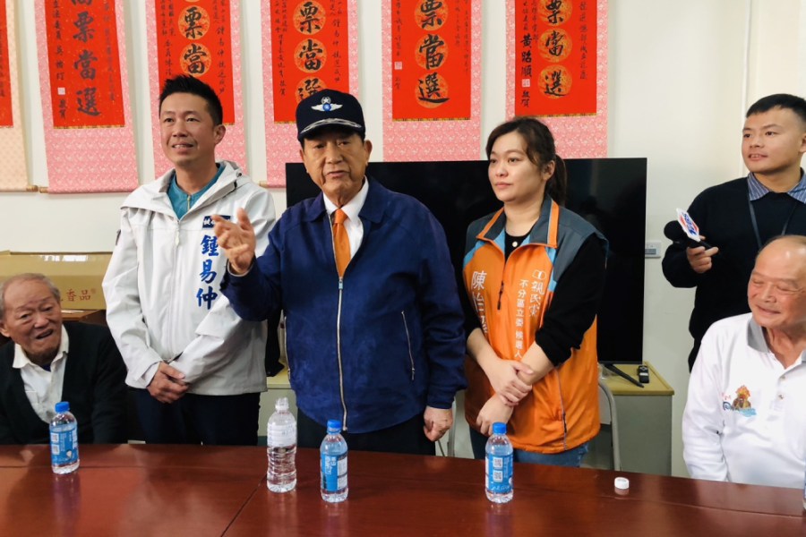 大選前三天表態了 宋楚瑜:總統支持侯友宜 212 宋楚瑜10日到高雄鳳山輔選鍾易仲。