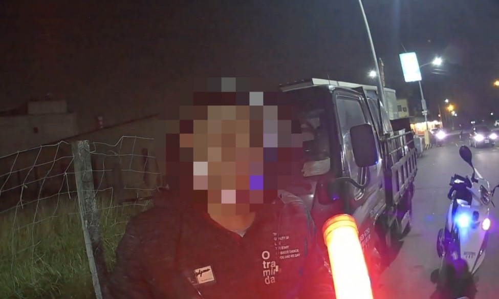 男逆向騎車遇警攔查 一測竟酒駕遭扣車。〈圖／翻攝畫面〉