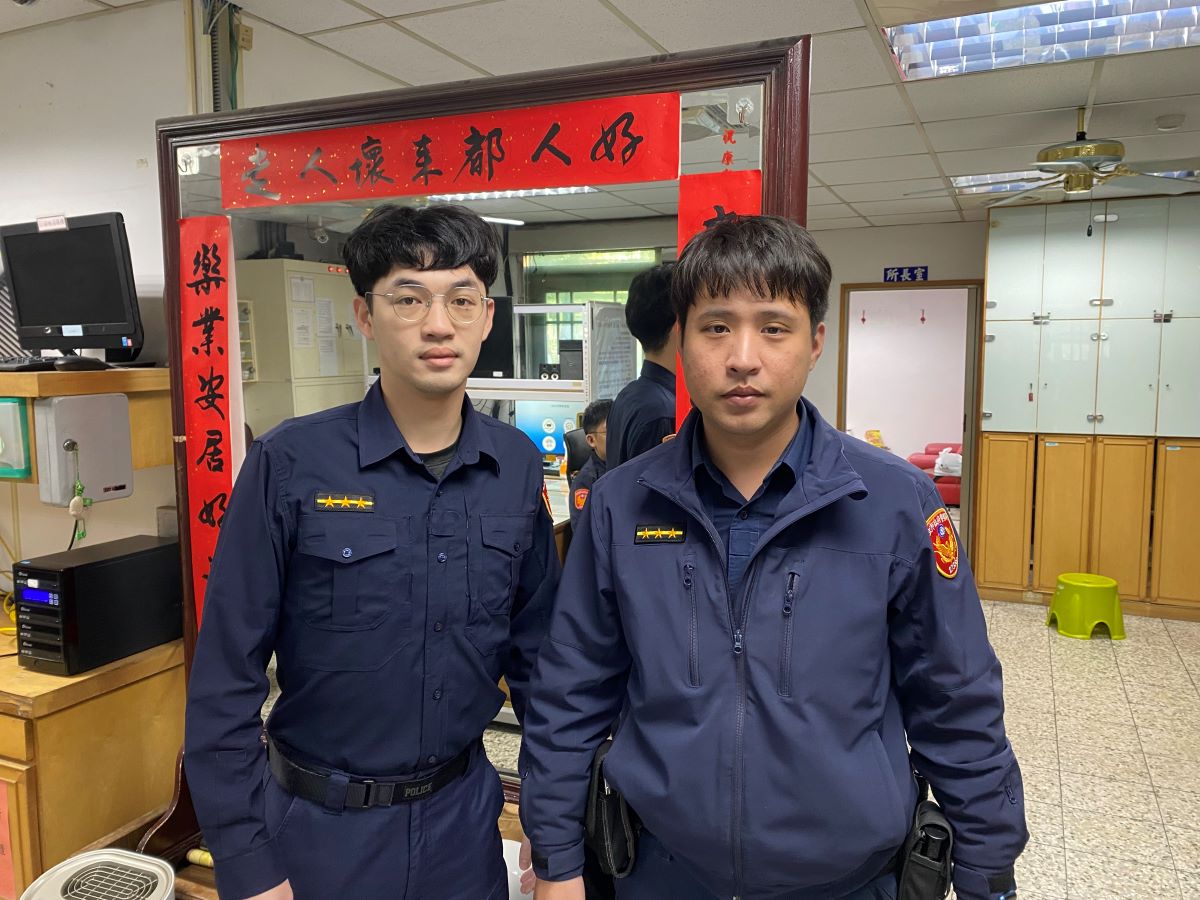康樂派出所警員林弋力(左)、胡秩寰(右)。(記者薛秀蓮翻攝)