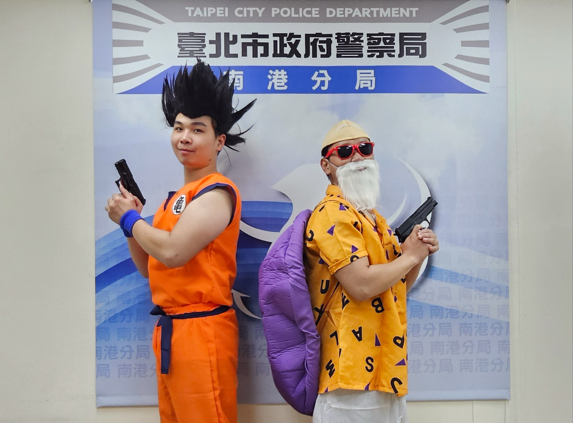 創意防搶演練:南港警局用動漫角色演繹銀行安全措施。(記者薛秀蓮翻攝)