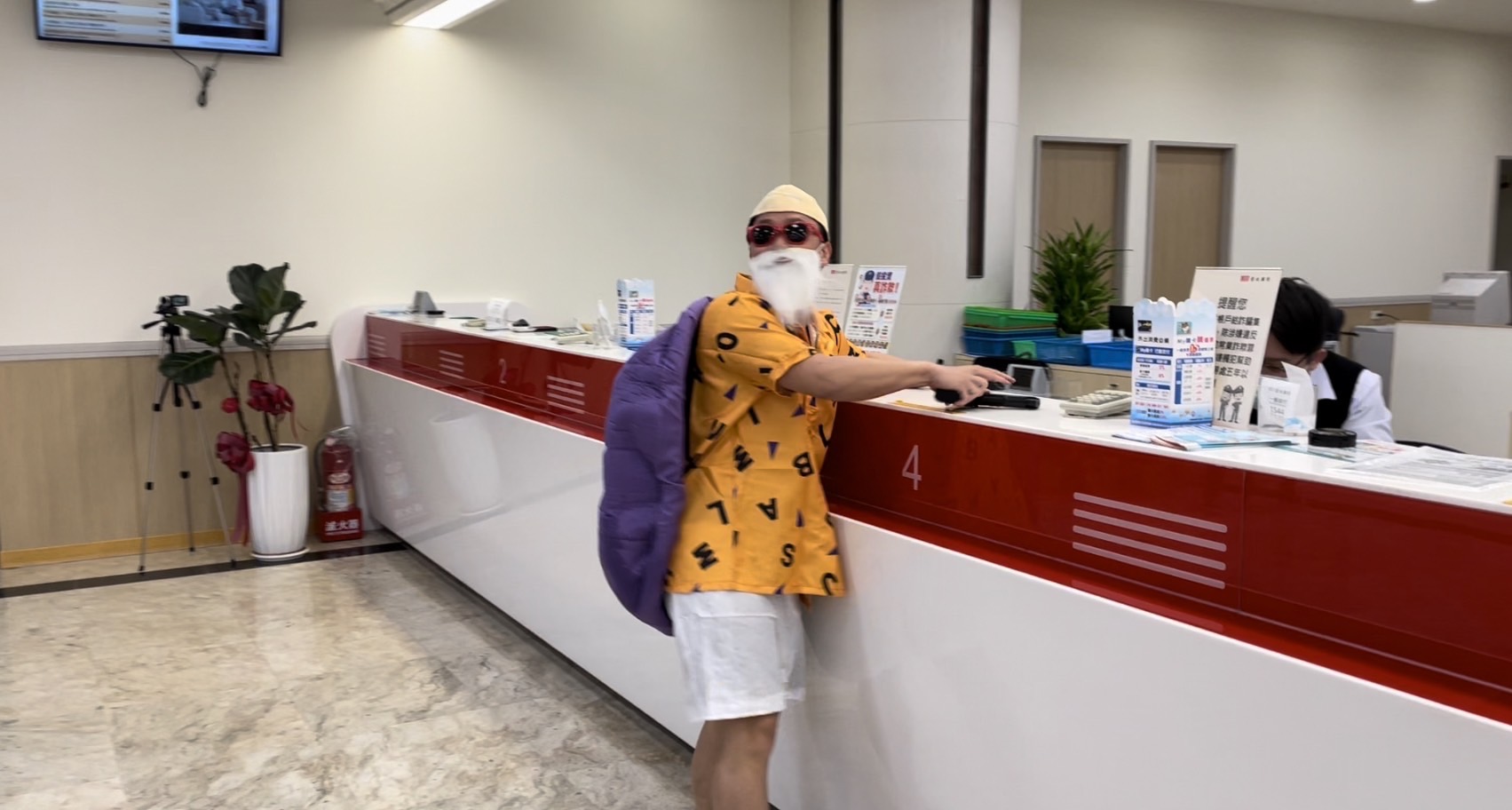 龜仙人角色登場!南港分局用獨特方式,增強警民互動,提高金融機構安全意識。(記者薛秀蓮翻攝)