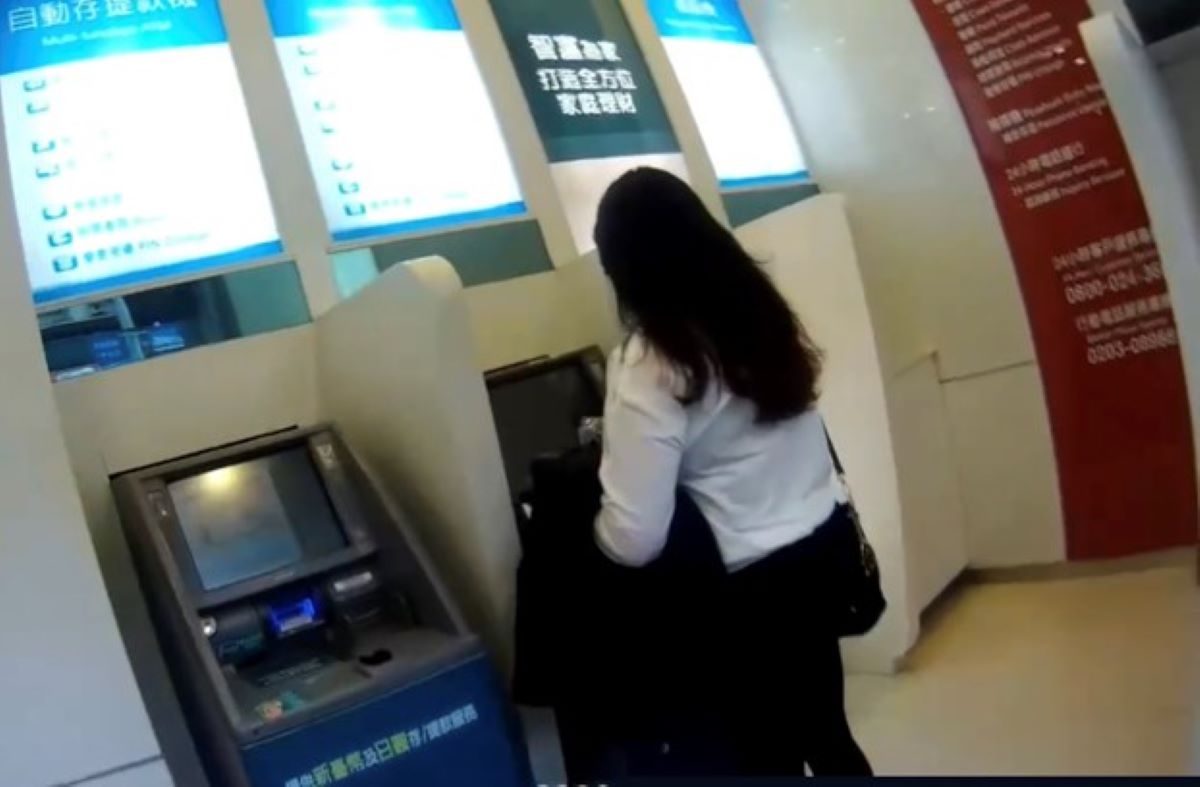 謝女不斷於銀行內操作ATM。(記者薛秀蓮翻攝)