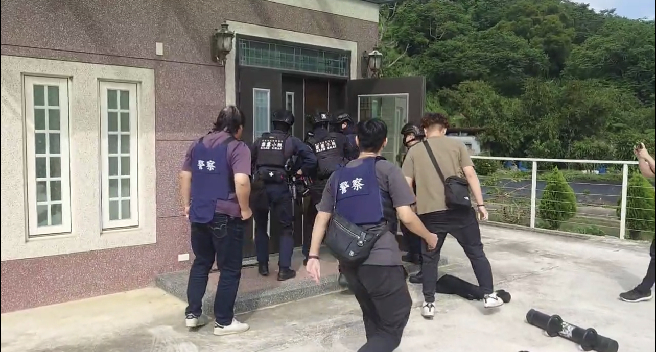 專案小組員警攻堅破門。（記者徐煜勝翻攝）