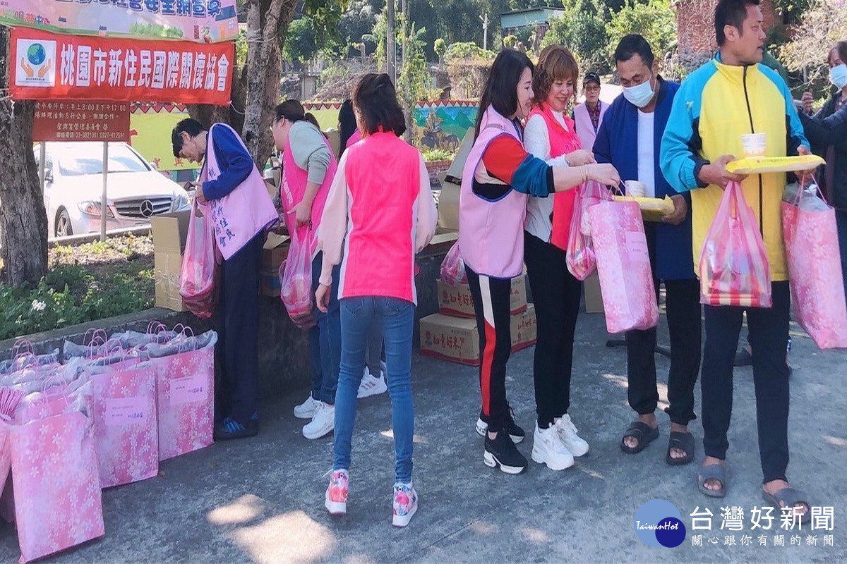 懷著感恩之心回報台灣社會,桃園新住關懷協會偏鄉捐輸愛心發放物資。